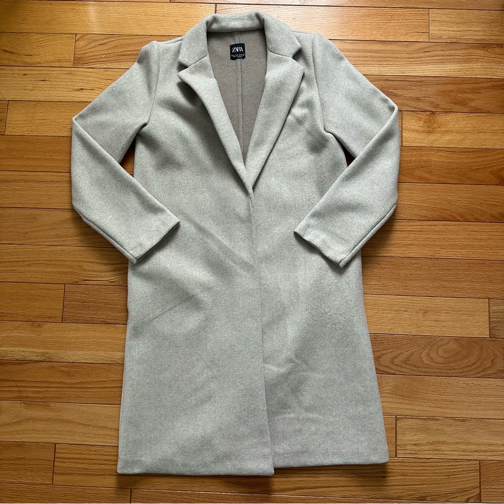 Trench coat with pockets